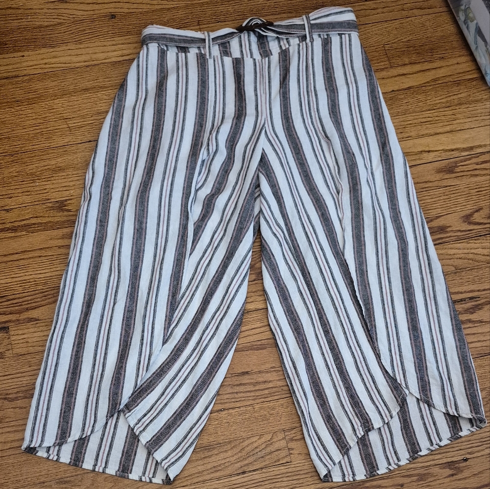 Soft striped linen blend capri pants, slit each leg & tulip hem sz medium belt